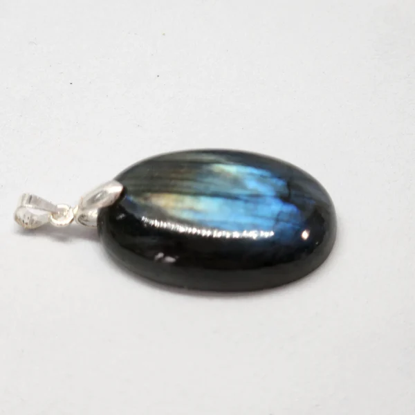 pendentif labradorite ovale bleu coté couchée